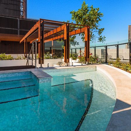الشقق الفندقية بريزبينفي  Fv By Peppers المظهر الخارجي الصورة The rooftop pool at the Emporium Hotel South Bank