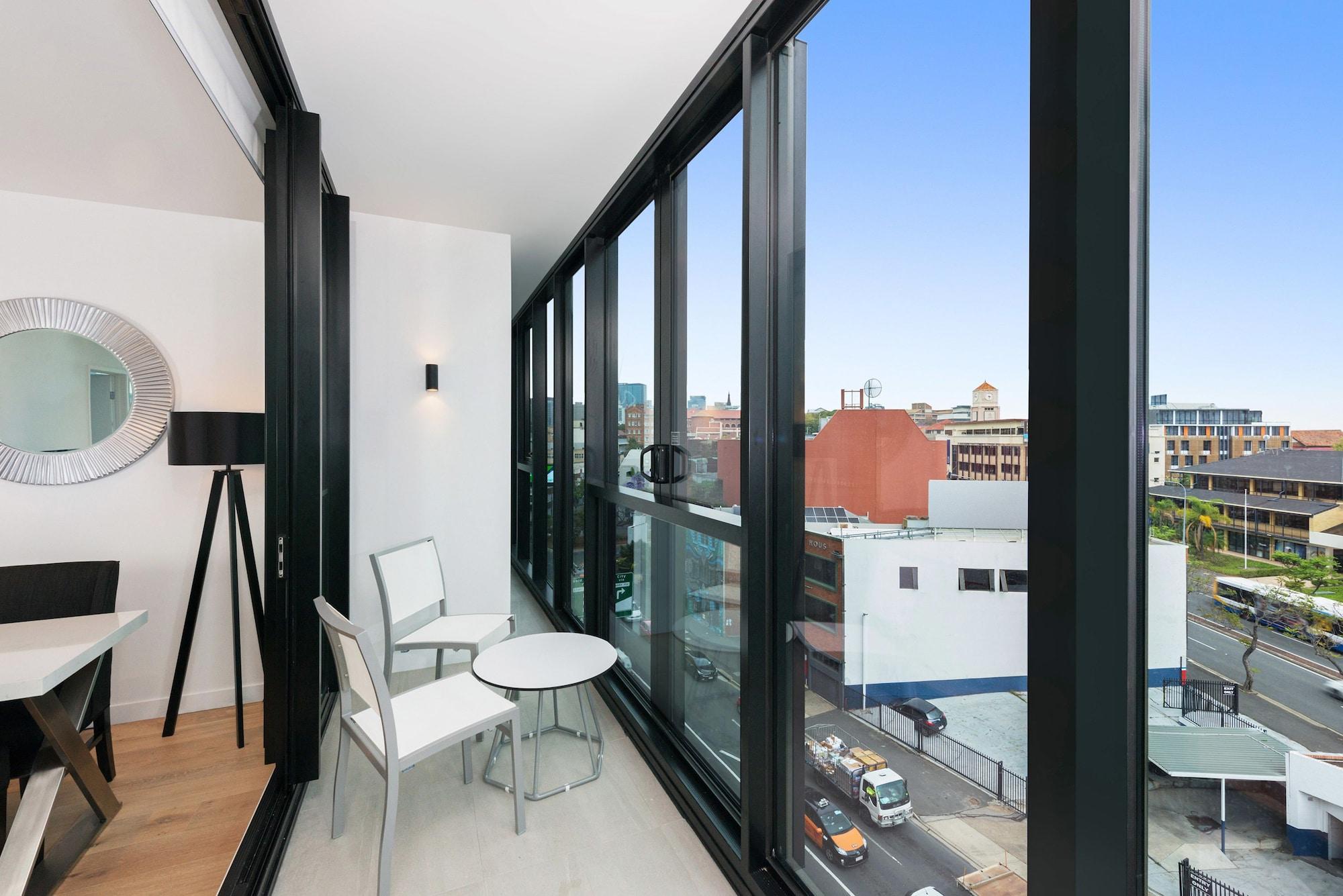 الشقق الفندقية بريزبينفي  Fv By Peppers المظهر الخارجي الصورة A balcony in an apartment