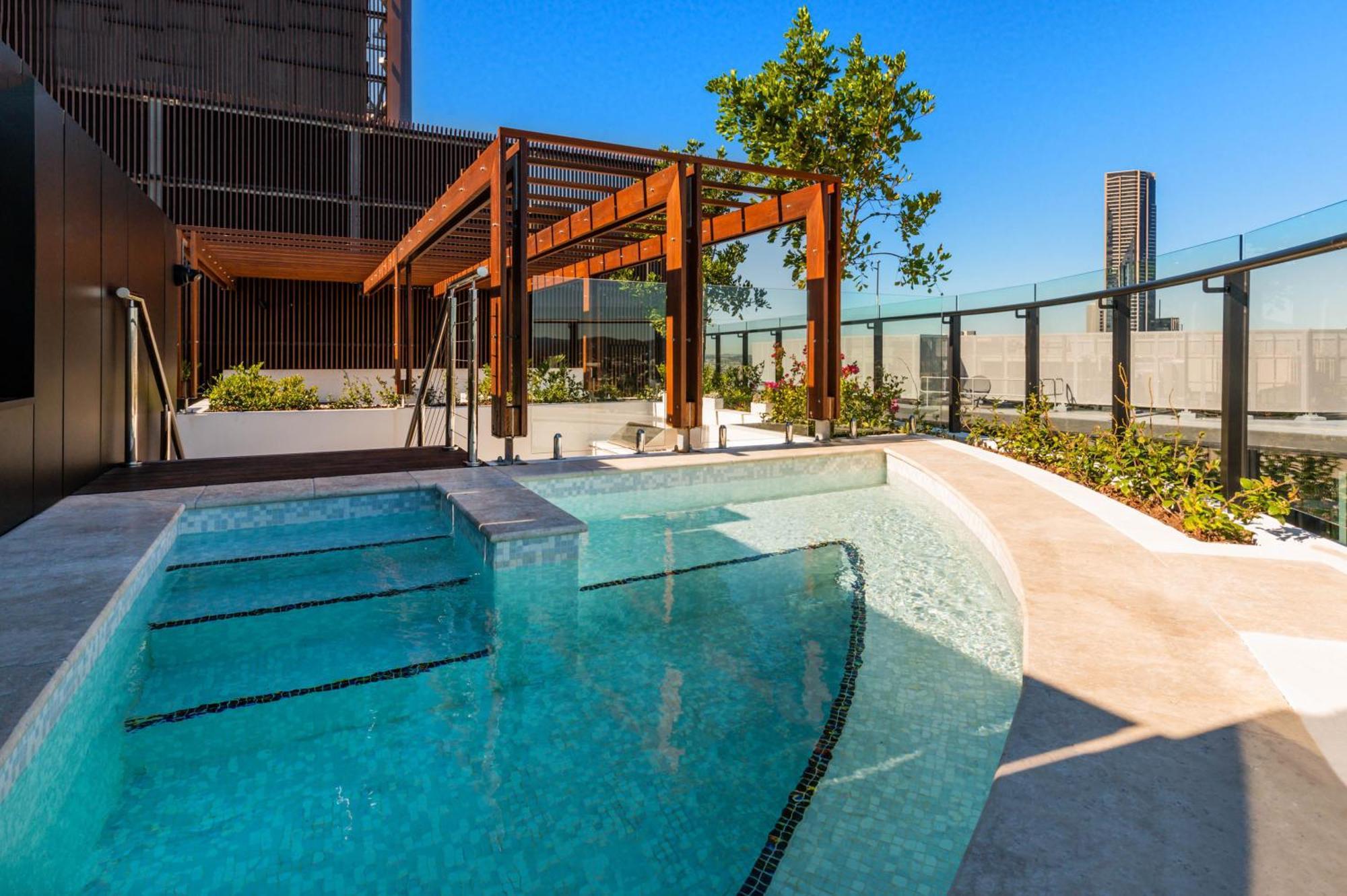 الشقق الفندقية بريزبينفي  Fv By Peppers المظهر الخارجي الصورة The rooftop pool at the Emporium Hotel South Bank