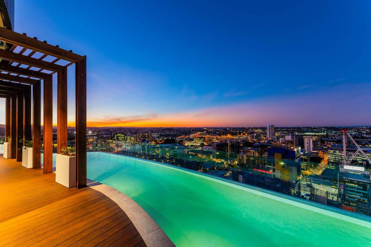 الشقق الفندقية بريزبينفي  Fv By Peppers المظهر الخارجي الصورة Infinity pool at the rooftop of the hotel